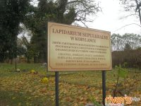 Tablica informacyjna lapidarium w Kobylance