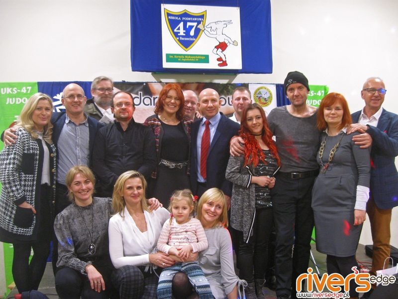 Pamiątkowe zdjęcie organizatorów i uczestników charytatywnego koncertu dla Lecha Morusa.